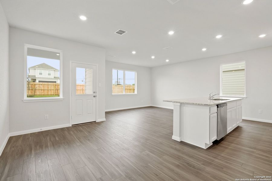 Spacious, unfurnished interior of a new home in Melissa Ranch, San Antonio (Image 20).