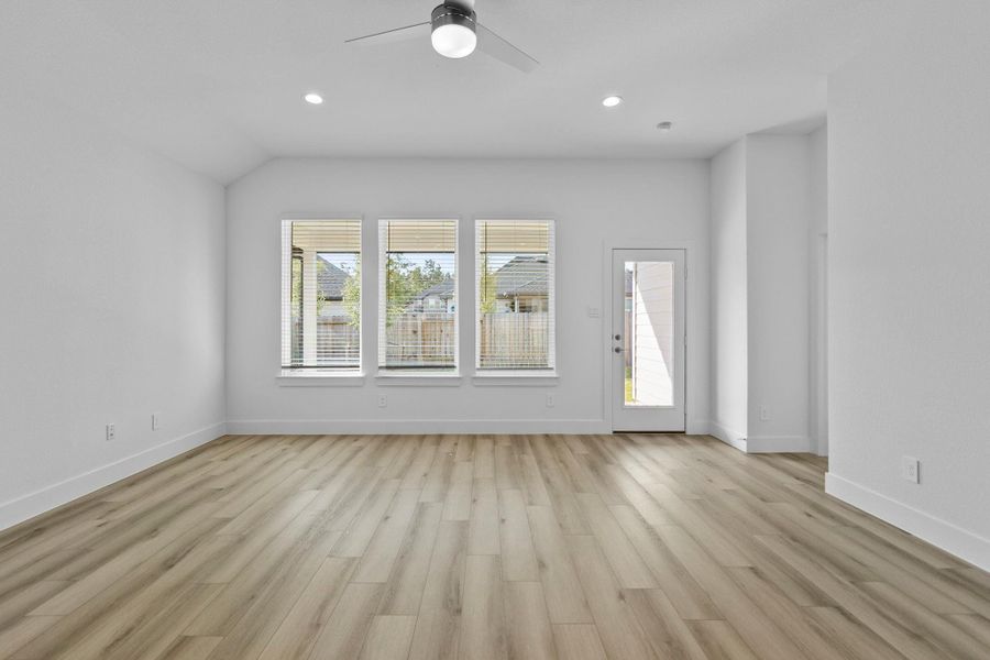 Spacious, unfurnished interior of a new home in Silverthorne, Conroe (Image 24). Spacious, unfurnished interior of a new home in Silverthorne, Conroe (Image 24).