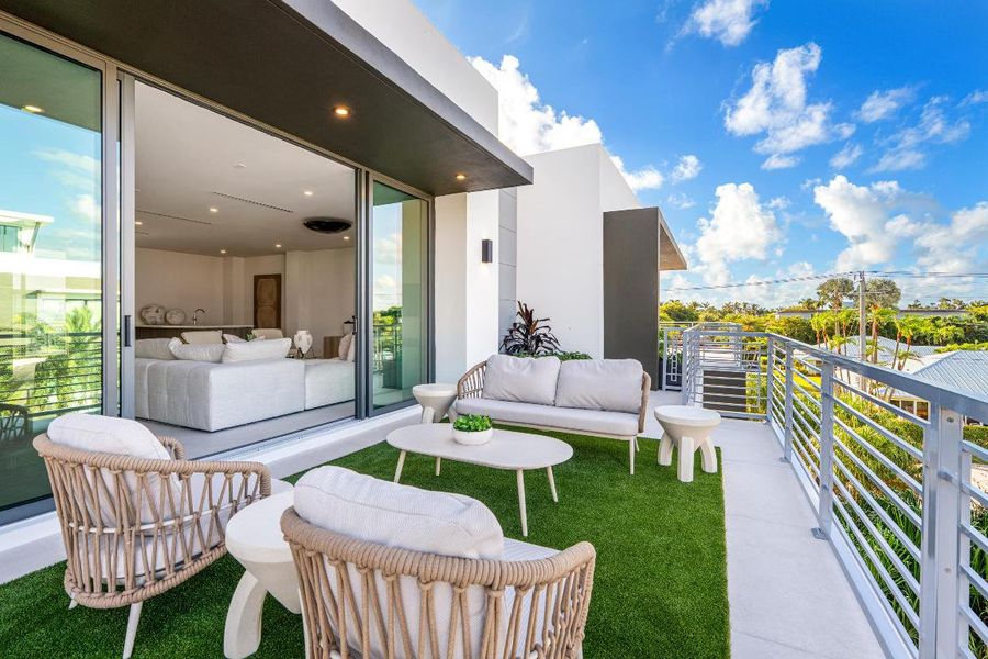 mls_CLUBROOM_BALCONY_DT