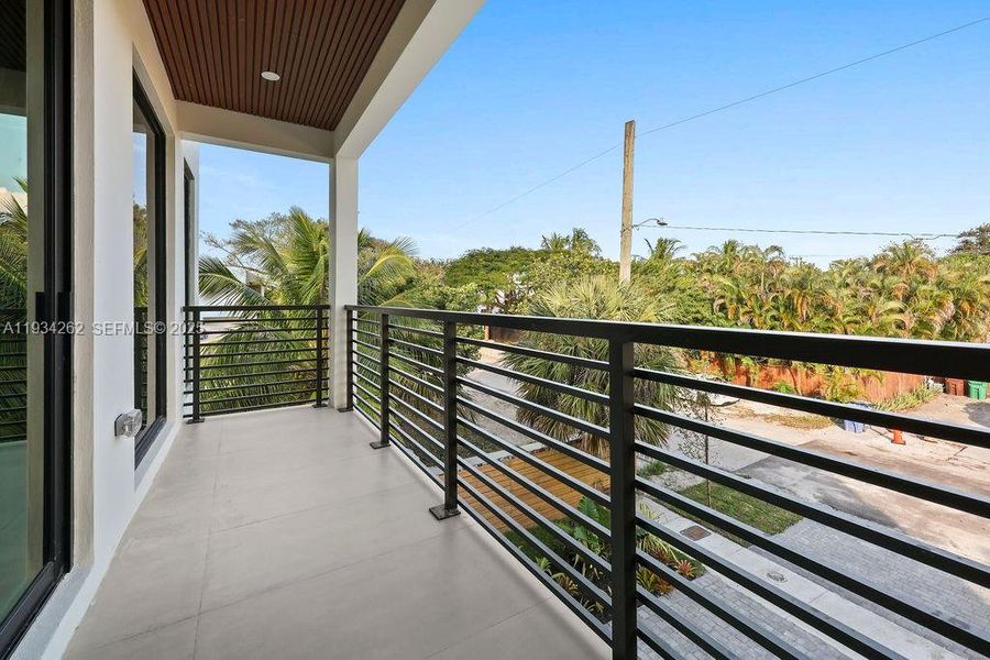 Exterior details and patio area of a home in , Fort Lauderdale (Image 18).