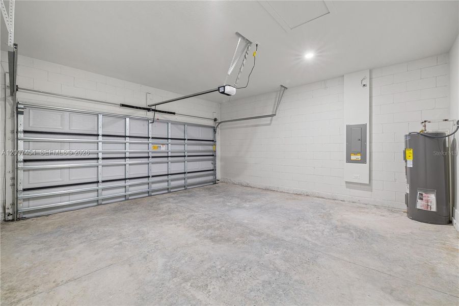 Spacious, unfurnished interior of a new home in , Ocala (Image 19).