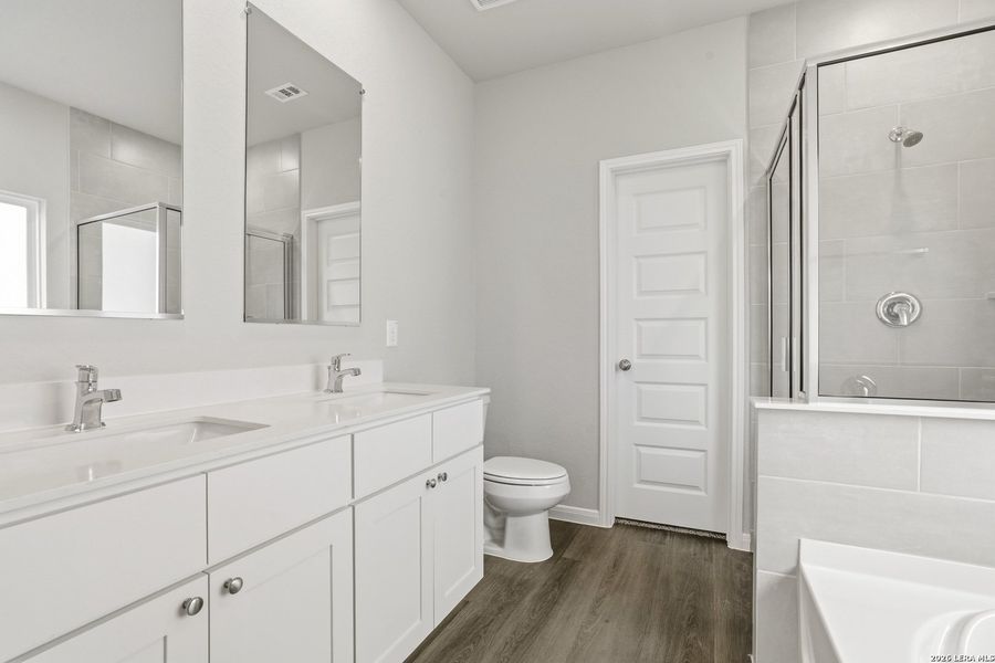 Furnished interior view inside a new home in Dauer Ranch, New Braunfels (Image 11). Furnished interior view inside a new home in Dauer Ranch, New Braunfels (Image 11).