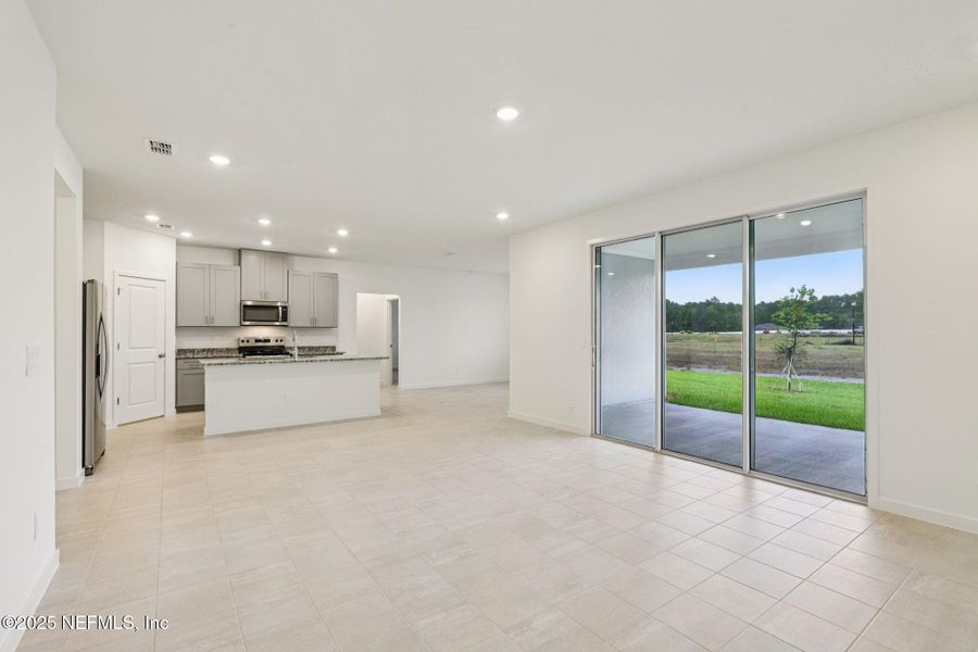 Spacious, unfurnished interior of a new home in Azalea Creek, Jacksonville (Image 29).