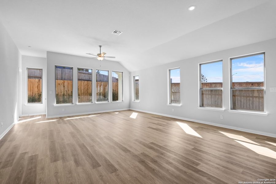 Spacious, unfurnished interior of a new home in Homestead 65', Schertz (Image 19).