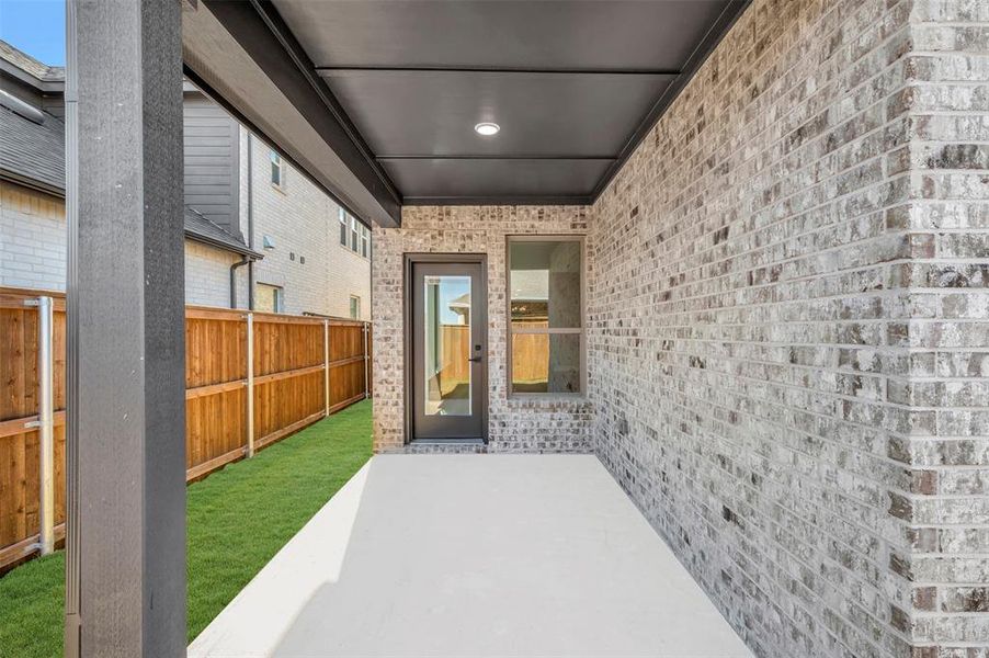 Exterior details and patio area of a home in Creekshaw – Gardens, Royse City (Image 3).