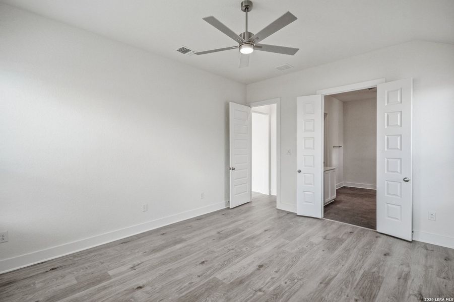 Spacious, unfurnished interior of a new home in Stillwater Ranch, San Antonio (Image 34).