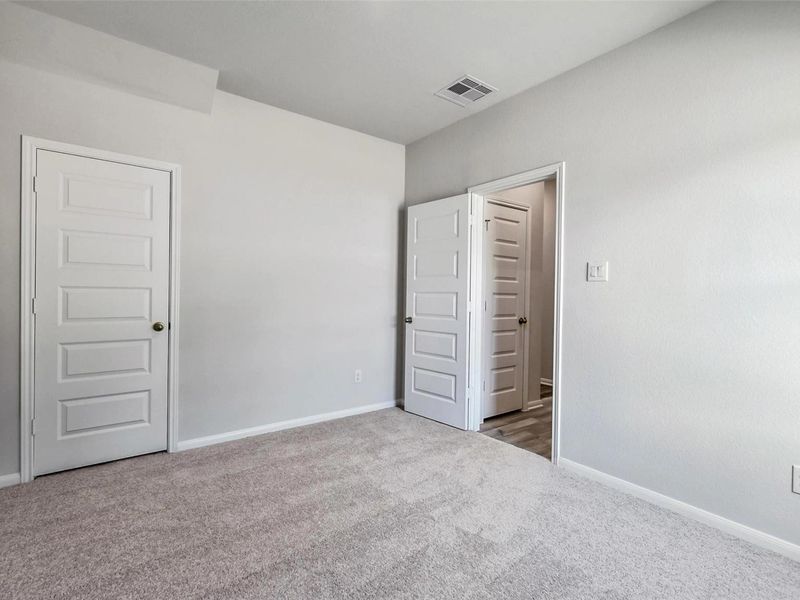Spacious, unfurnished interior of a new home in Caney Creek Place, Conroe (Image 28).