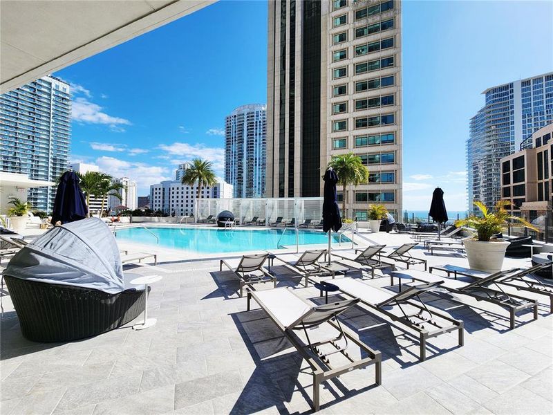 Condo located in St. Petersburg, FL showcasing its design and architecture (Image 26).