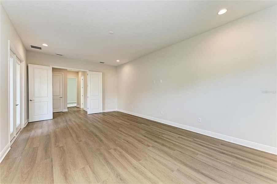 Spacious, unfurnished interior of a new home in Crestwood Estates, Valrico (Image 16).