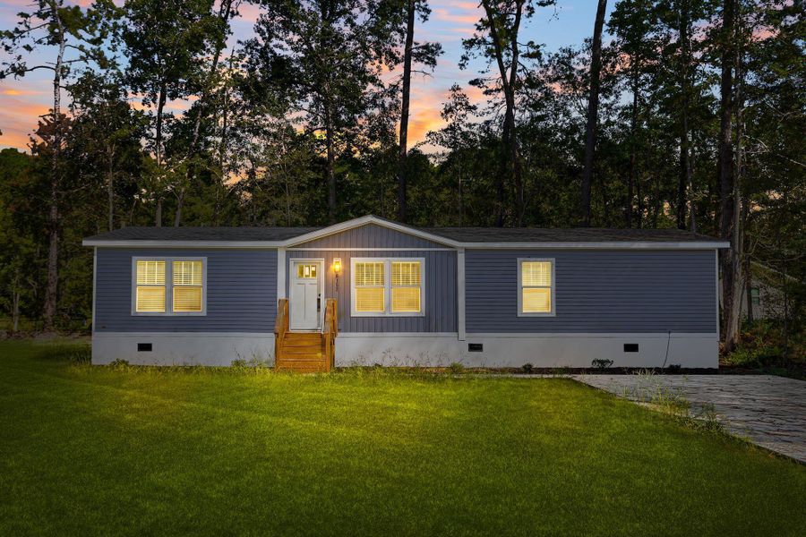 Exterior details and patio area of a home in , Ravenel (Image 22).