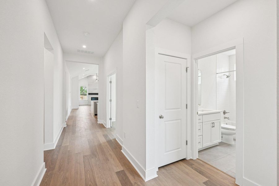 Spacious, unfurnished interior of a new home in Persimmon, Buda (Image 22).
