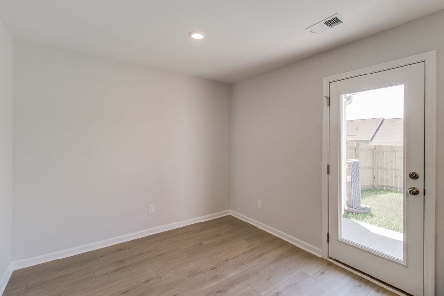 Spacious, unfurnished interior of a new home in Astoria, Columbia (Image 15).