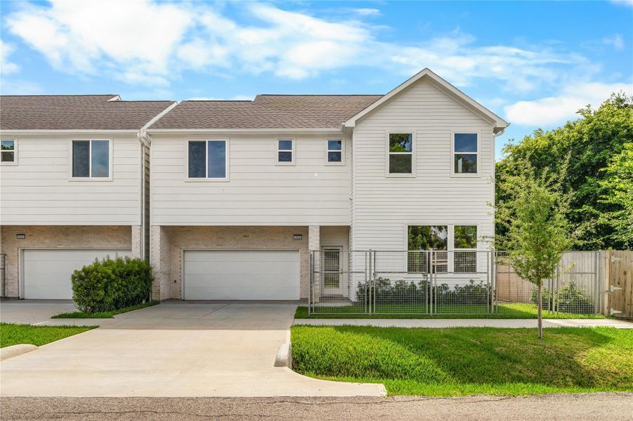 Thoughtfully designed, free-standing homes by Parra Homes offering modern comfort just minutes from Downtown Houston & East River’s restaurants, golf & entertainment.