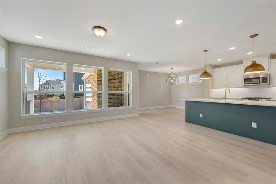 Spacious, unfurnished interior of a new home in Painted Tree Woodland West – Village, McKinney (Image 25).