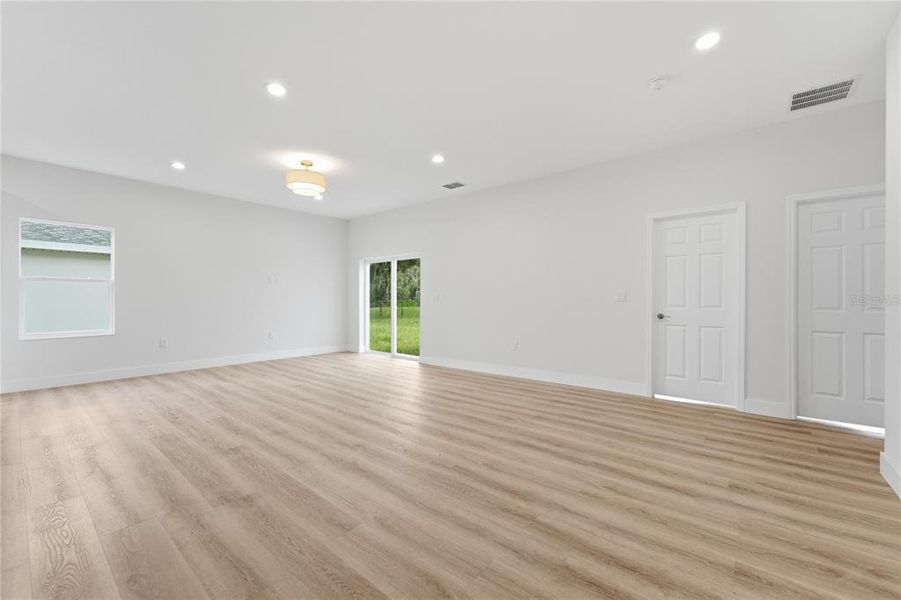 Spacious, unfurnished interior of a new home in , Leesburg (Image 12).