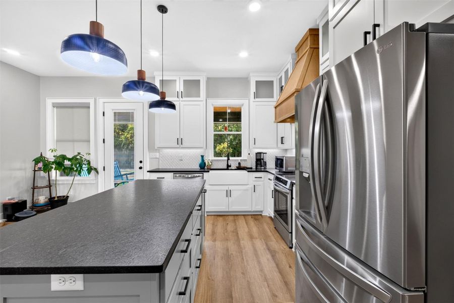 Furnished interior view inside a new home in , Kilgore (Image 5).