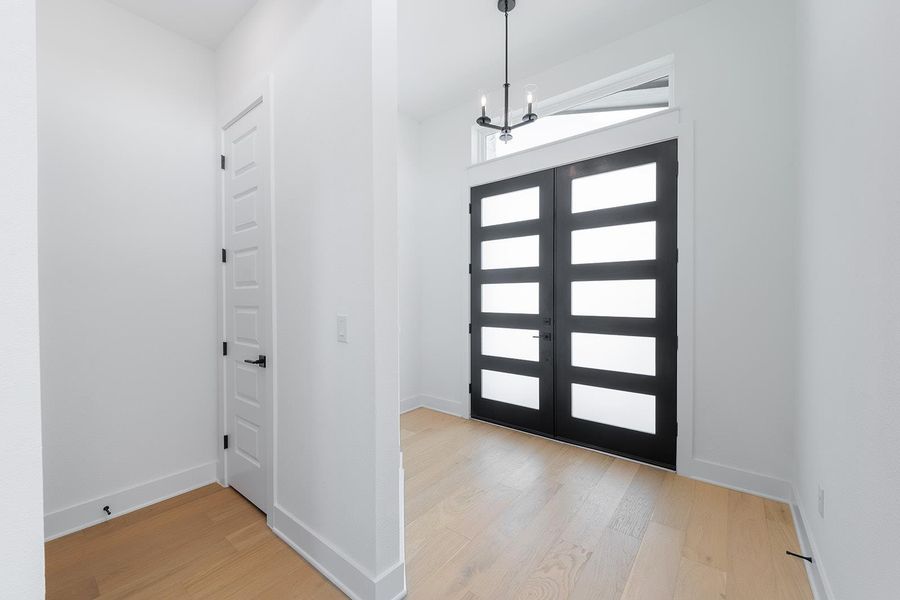 Spacious, unfurnished interior of a new home in Rough Hollow The District, Lakeway (Image 19). Spacious, unfurnished interior of a new home in Rough Hollow The District, Lakeway (Image 19).