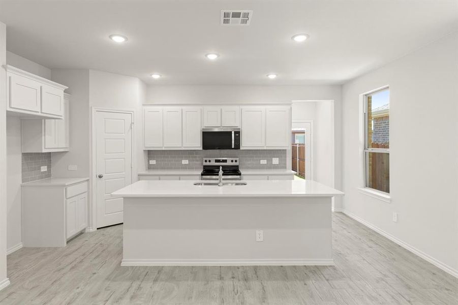 14. 3311 Dahlia - Kitchen