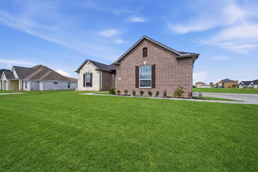 Front exterior of a new home in Suncreek Estates, Rosharon, TX, highlighting curb appeal (Image 23). Front exterior of a new home in Suncreek Estates, Rosharon, TX, highlighting curb appeal (Image 23).