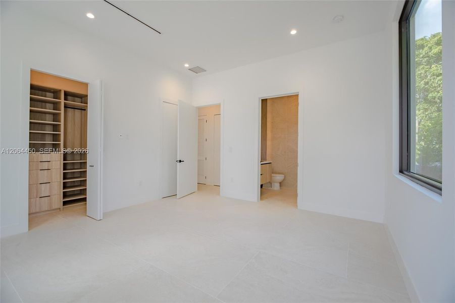 Spacious, unfurnished interior of a new home in , Pinecrest (Image 23).