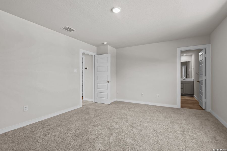 Spacious, unfurnished interior of a new home in Spring Creek, San Antonio (Image 28).