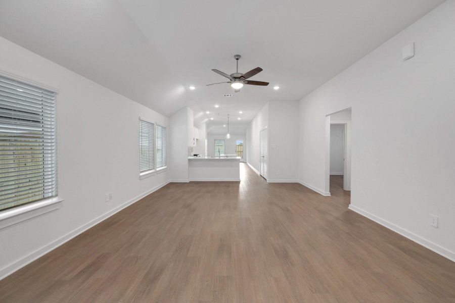 Spacious, unfurnished interior of a new home in Lone Star Landing, Montgomery (Image 24).