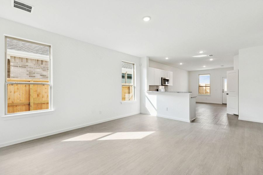 Spacious, unfurnished interior of a new home in River Ranch, Dayton (Image 28).