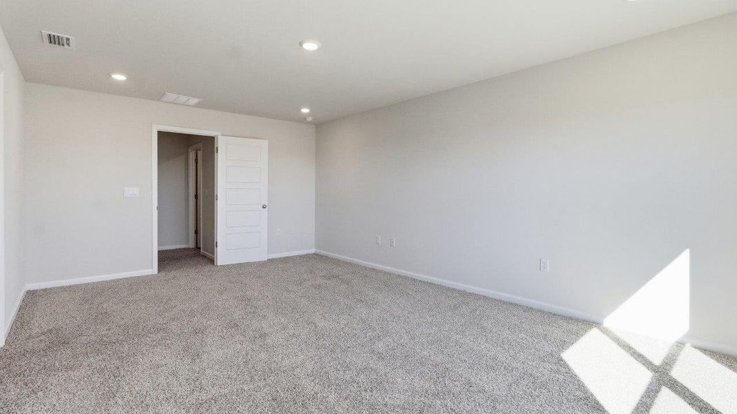 Spacious, unfurnished interior of a new home in Misting Springs, Crawfordville (Image 31).