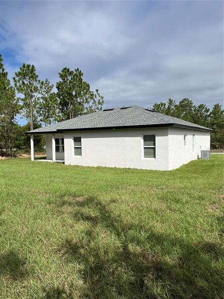 Exterior details and patio area of a home in , Dunnellon (Image 12).