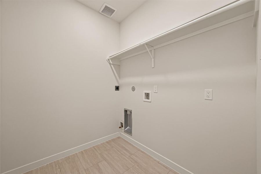 Spacious, unfurnished interior of a new home in , Deer Park (Image 11).