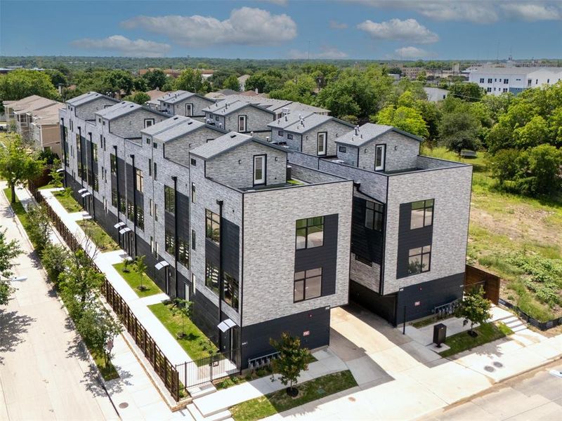 Condo located in Dallas, TX showcasing its design and architecture (Image 25).