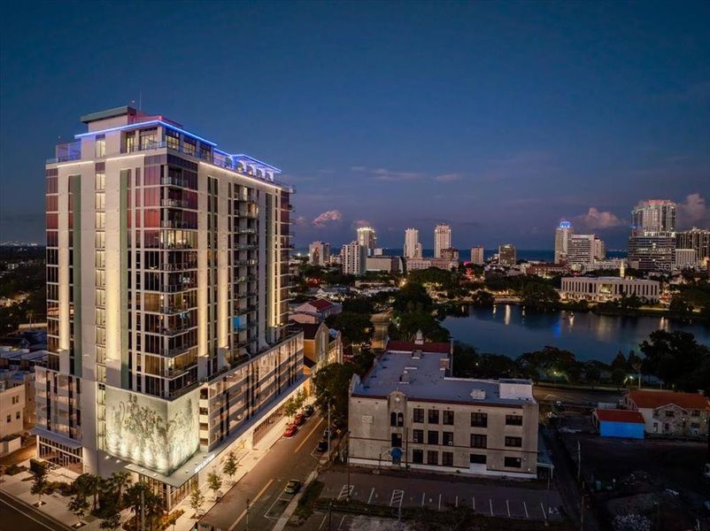 Condo located in St. Petersburg, FL showcasing its design and architecture (Image 28).