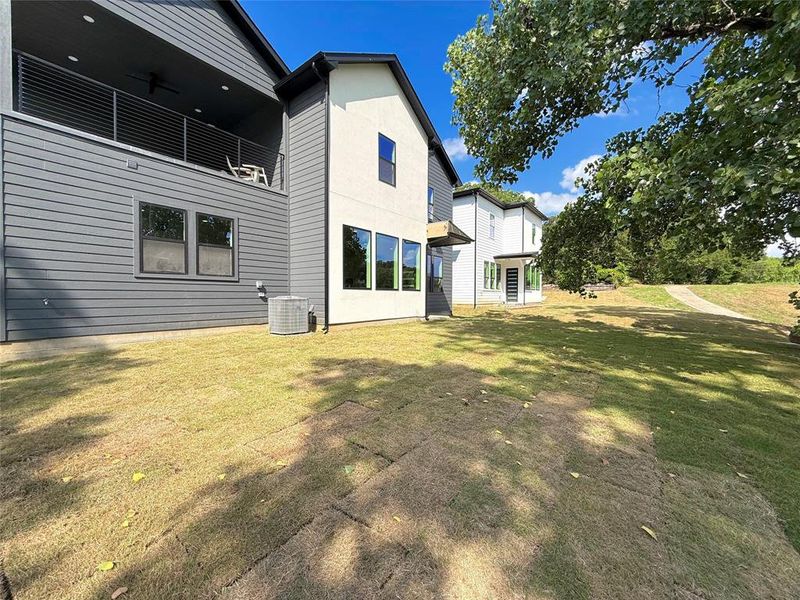 Spacious Backyard - Walking Trail Spacious Backyard - Walking Trail