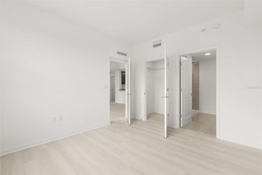Spacious, unfurnished interior of a new home in , Orlando (Image 18).