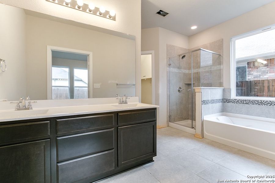 Furnished interior view inside a new home in Homestead, Schertz (Image 5).