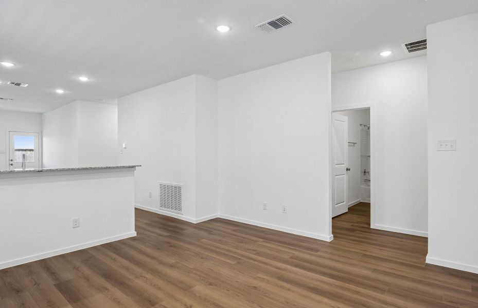Spacious, unfurnished interior of a new home in Stokesbury, Waller (Image 14).