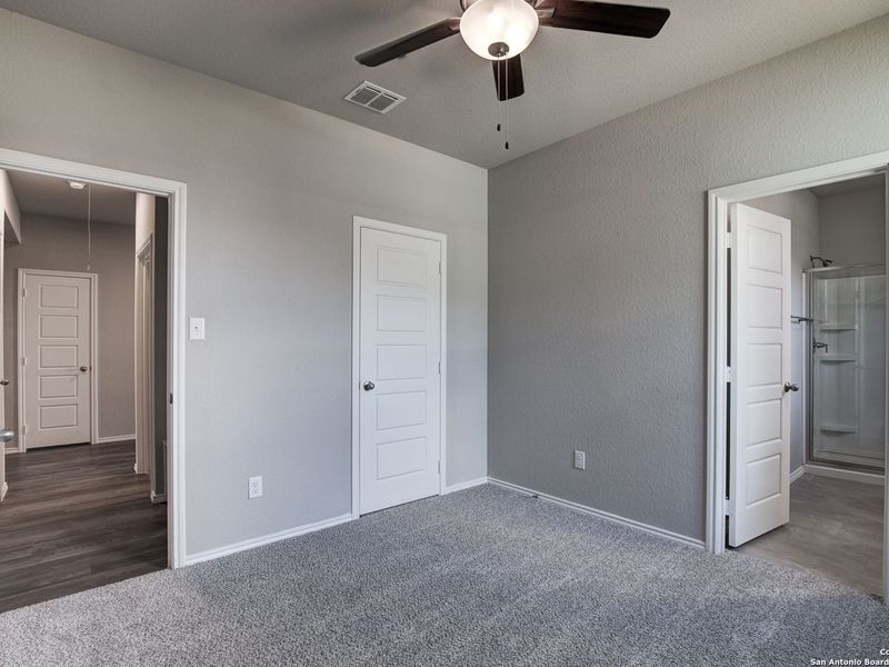 Spacious, unfurnished interior of a new home in Hannah Heights, Seguin (Image 10).