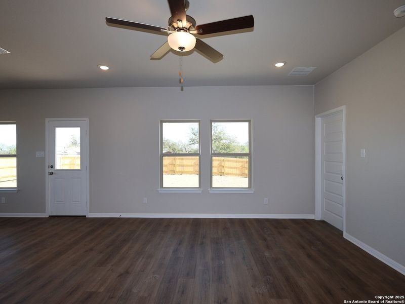 Spacious, unfurnished interior of a new home in Cinco Lakes, San Antonio (Image 22).