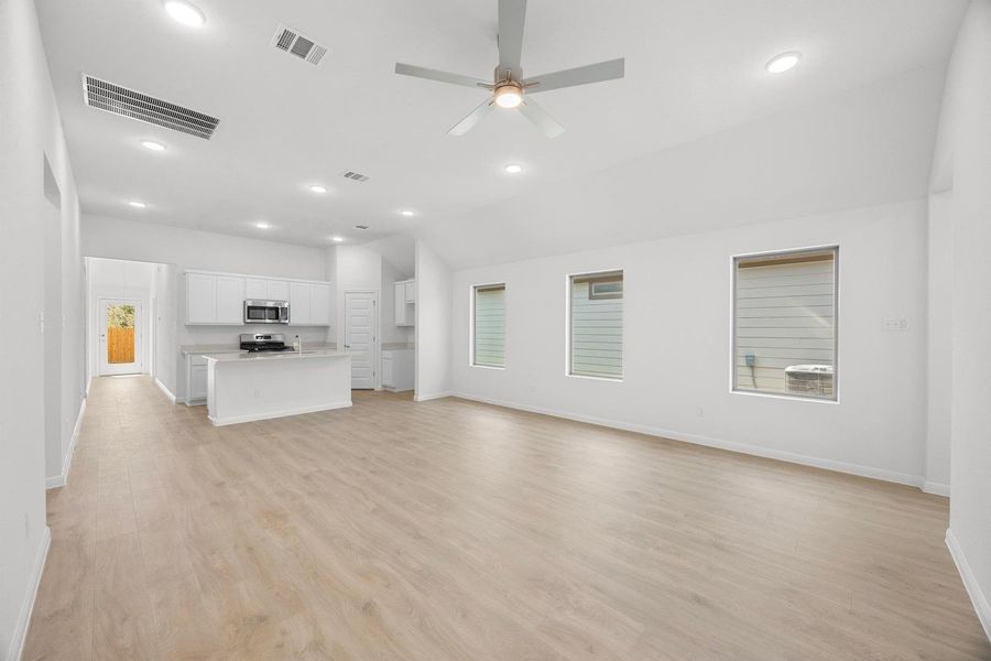 Spacious, unfurnished interior of a new home in Trinity Ranch, Elgin (Image 23).