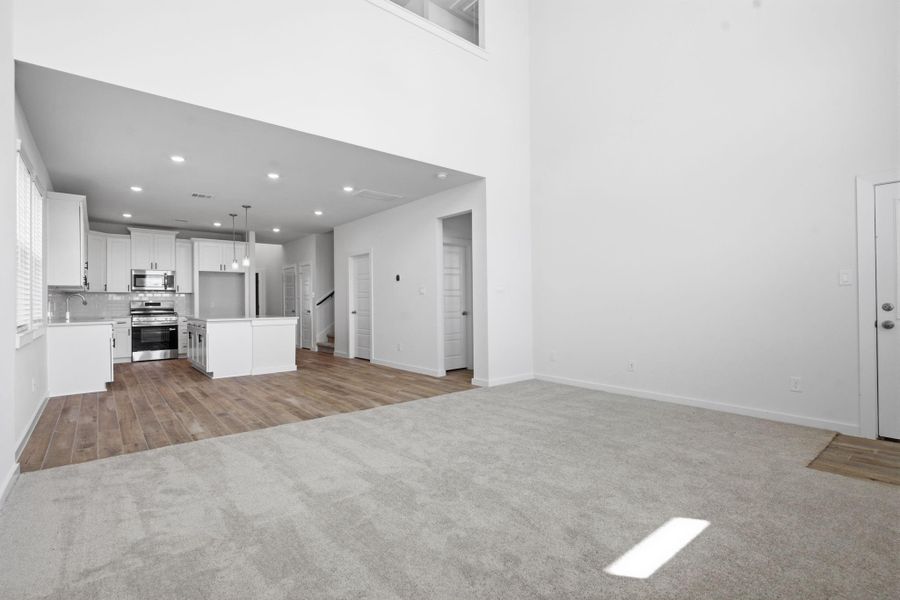 Spacious, unfurnished interior of a new home in , Rosharon (Image 24).