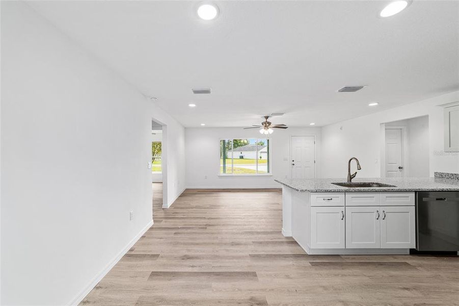 Spacious, unfurnished interior of a new home in , Dunnellon (Image 78).