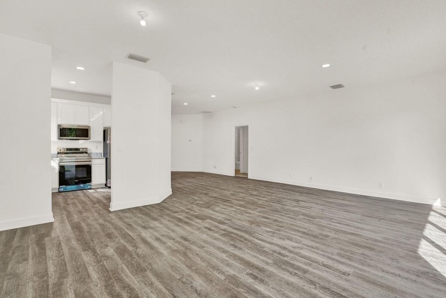 Spacious, unfurnished interior of a new home in , Lantana (Image 10).