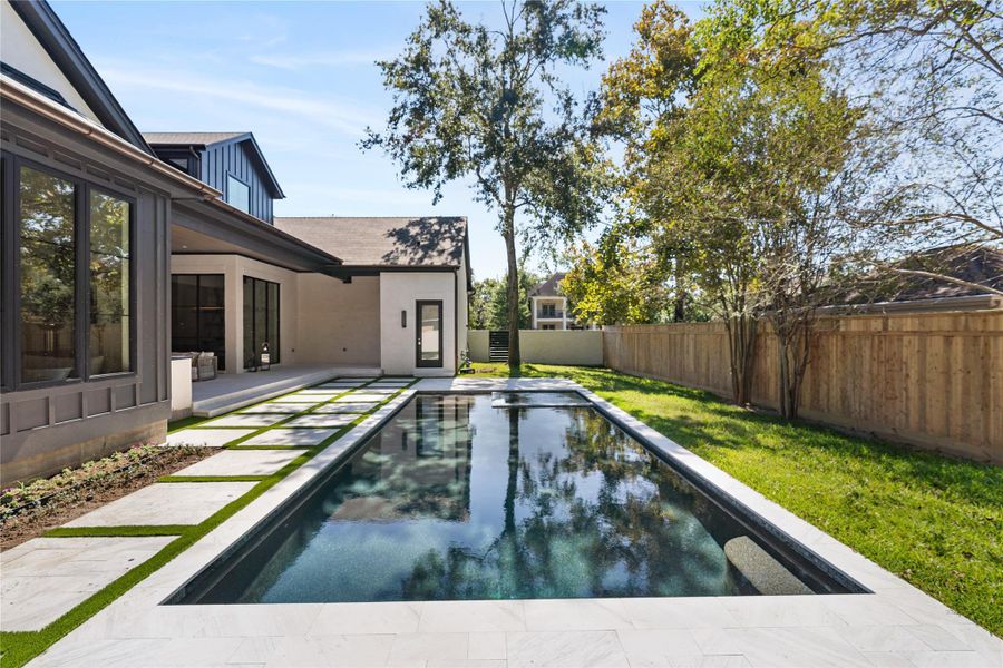 An elegantly designed pool and spa featuring a Pebble Sheen finish for a refined aesthetic. An elegantly designed pool and spa featuring a Pebble Sheen finish for a refined aesthetic.