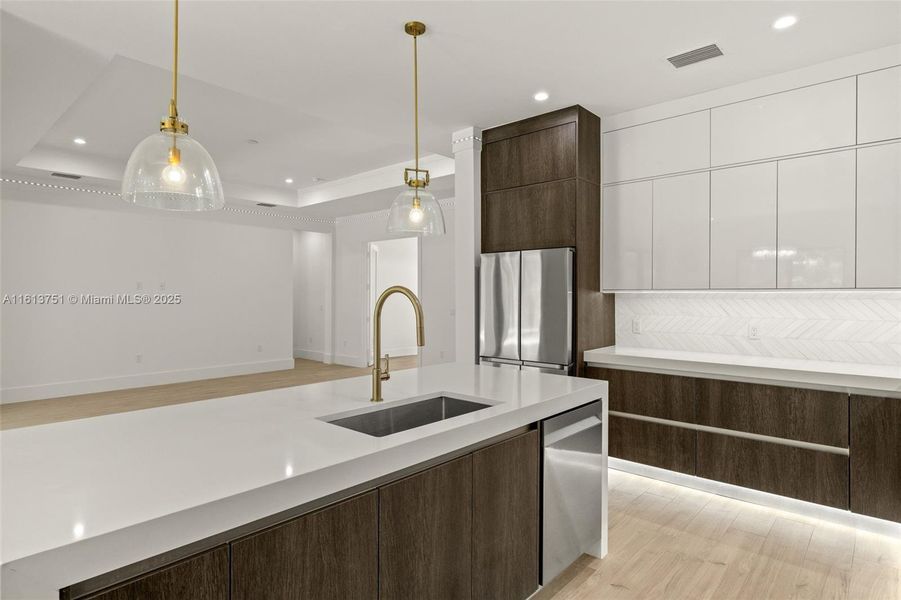 Spacious, unfurnished interior of a new home in , Naples (Image 7).