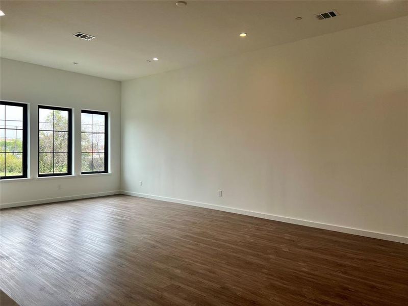 Spacious, unfurnished interior of a new home in , Dallas (Image 5).