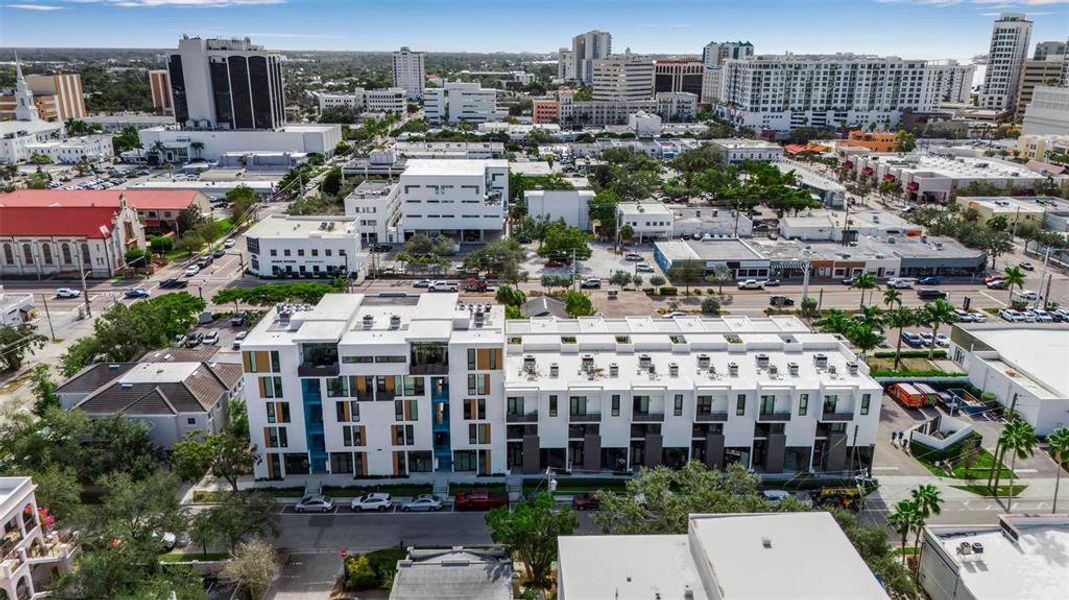 Condo located in Sarasota, FL showcasing its design and architecture (Image 4). Condo located in Sarasota, FL showcasing its design and architecture (Image 4).