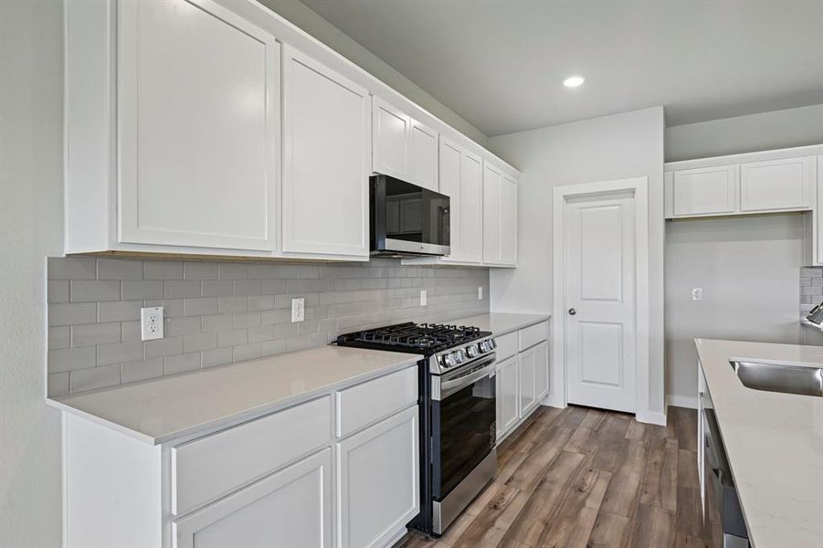 Furnished interior view inside a new home in Lone Oak, Alvarado (Image 10).