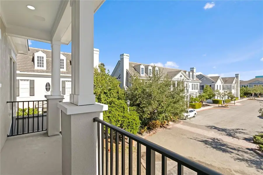 Exterior details and patio area of a home in , St. Petersburg (Image 31).