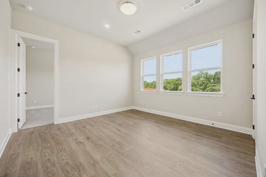 Spacious, unfurnished interior of a new home in Lakeview Heights, Azle (Image 25).