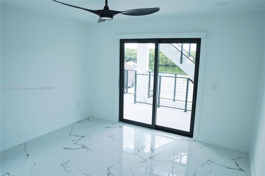 Spacious, unfurnished interior of a new home in , Tavernier (Image 14).